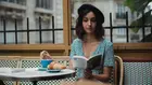 С жестове на римлянин или с японски финес – защо някои туристи имитират местните хора