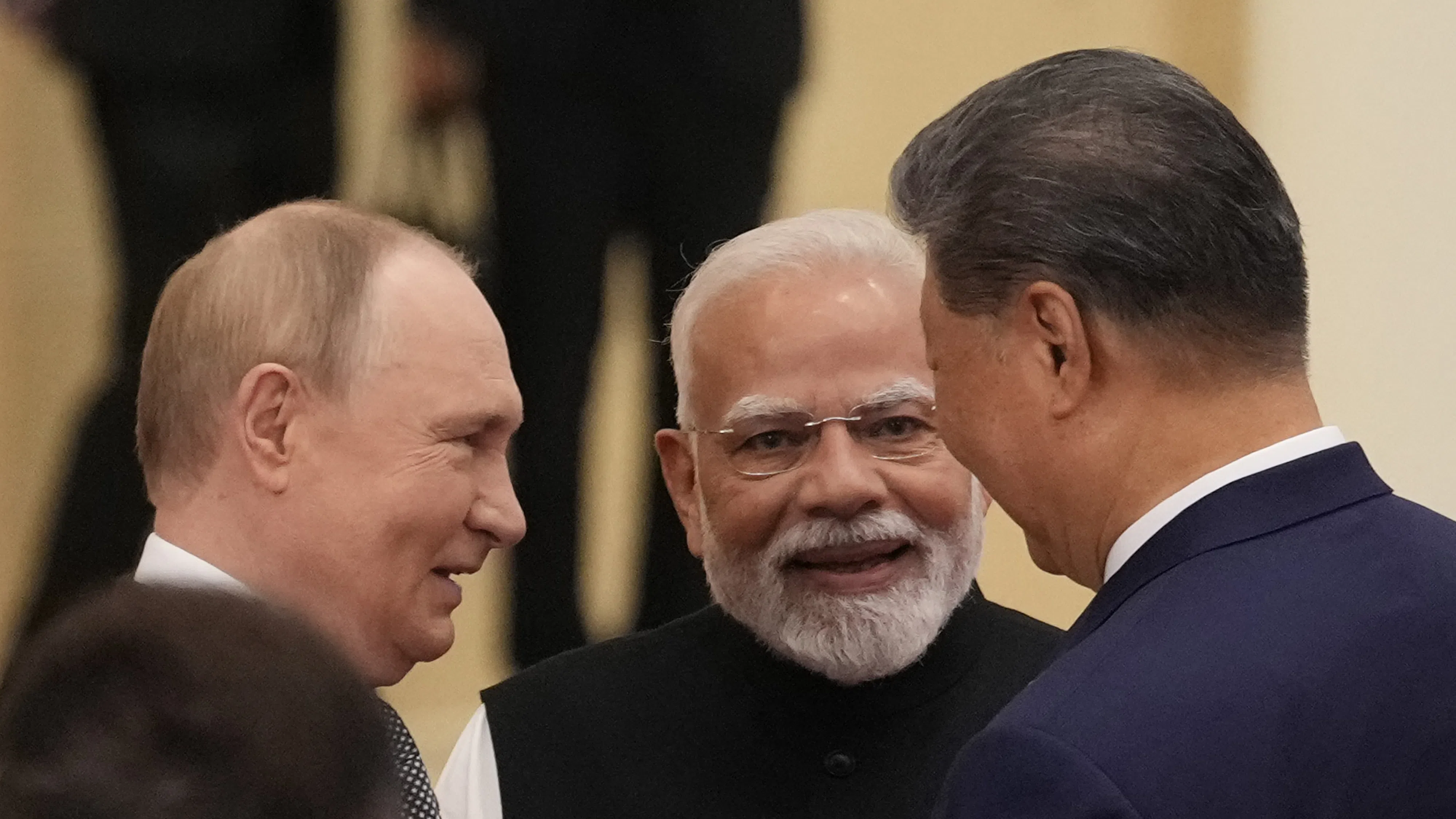 Многополюсност с различни лица: Какво стои зад усмивките на Путин, Моди и Си