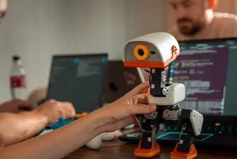 Нов робот на Hugging Face е задвижван от китайски чип и бележи силни продажби