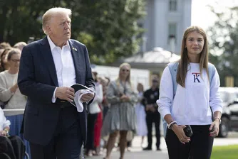 Внучката на Тръмп продава дреха с инициалите си за $130. И използва Белия дом за фон