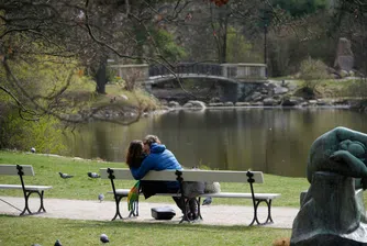 Бонуси от €2000, безплатни тържества: Хотелска верига влиза в битката на Полша с демографската криза