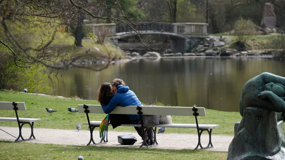 Бонуси от €2000, безплатни тържества: Хотелска верига влиза в битката на Полша с демографската криза