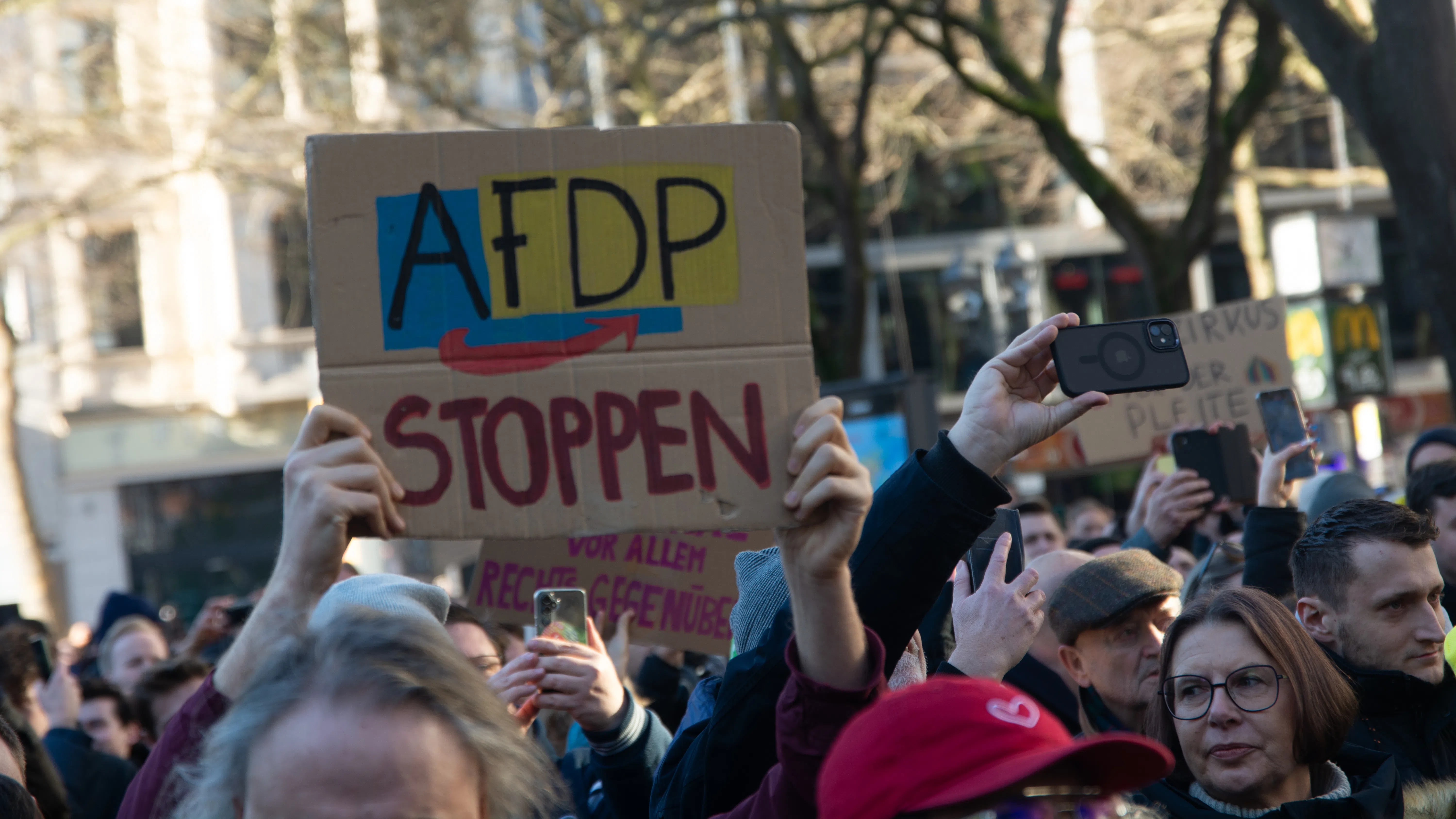 Хиляди германци протестираха срещу Християндемократите, AfD и крайнодясната политика