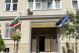 Това са министерства, ведомства, Националният осигурителен институт (НОИ), Националната здравноосигурителна каса (НЗОК), общините и др.