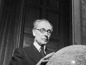 От олимпийския подиум до Нобеловия комитет: Уникалният път на един човек