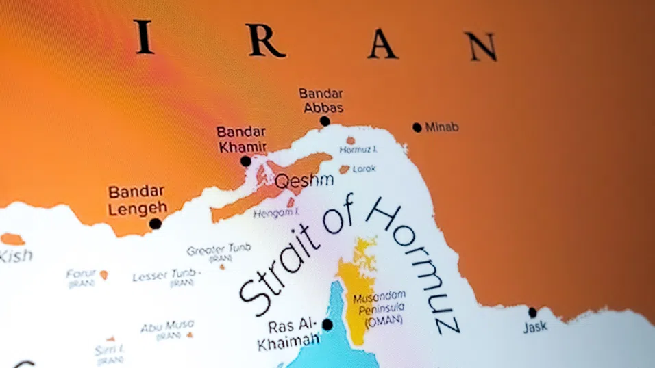 Петролът се изстрелва нагоре заради блокирания Ормуз, азиатските пазари се сриват