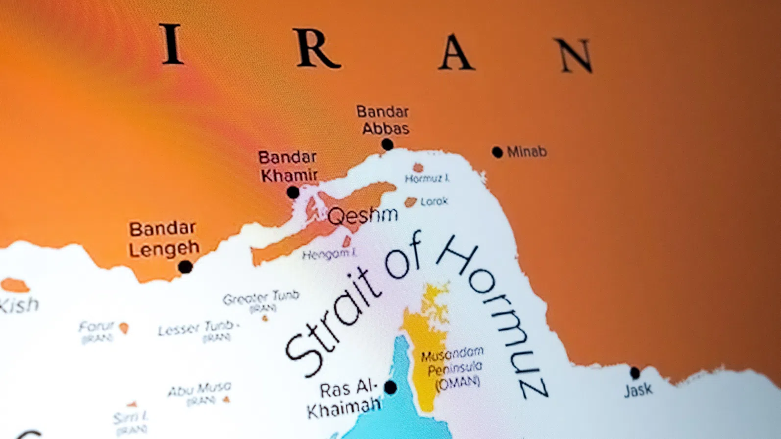 Петролът се изстрелва нагоре заради блокирания Ормуз, азиатските пазари се сриват
