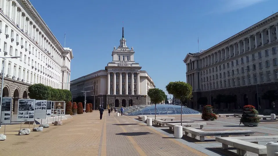 Служебният министър-председател ще може да прекъсва пълномощията си за периода, в който е назначен, прие НС