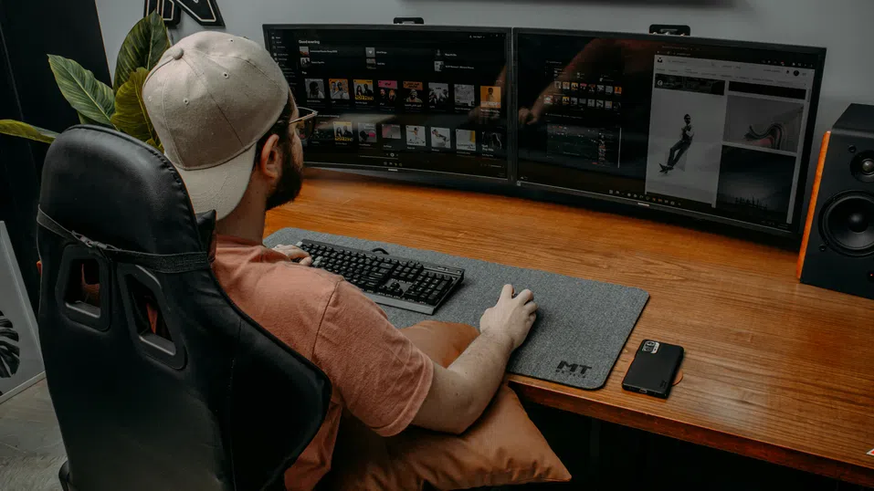 Проучване: 84% от Gen Z гледат сериали в работно време