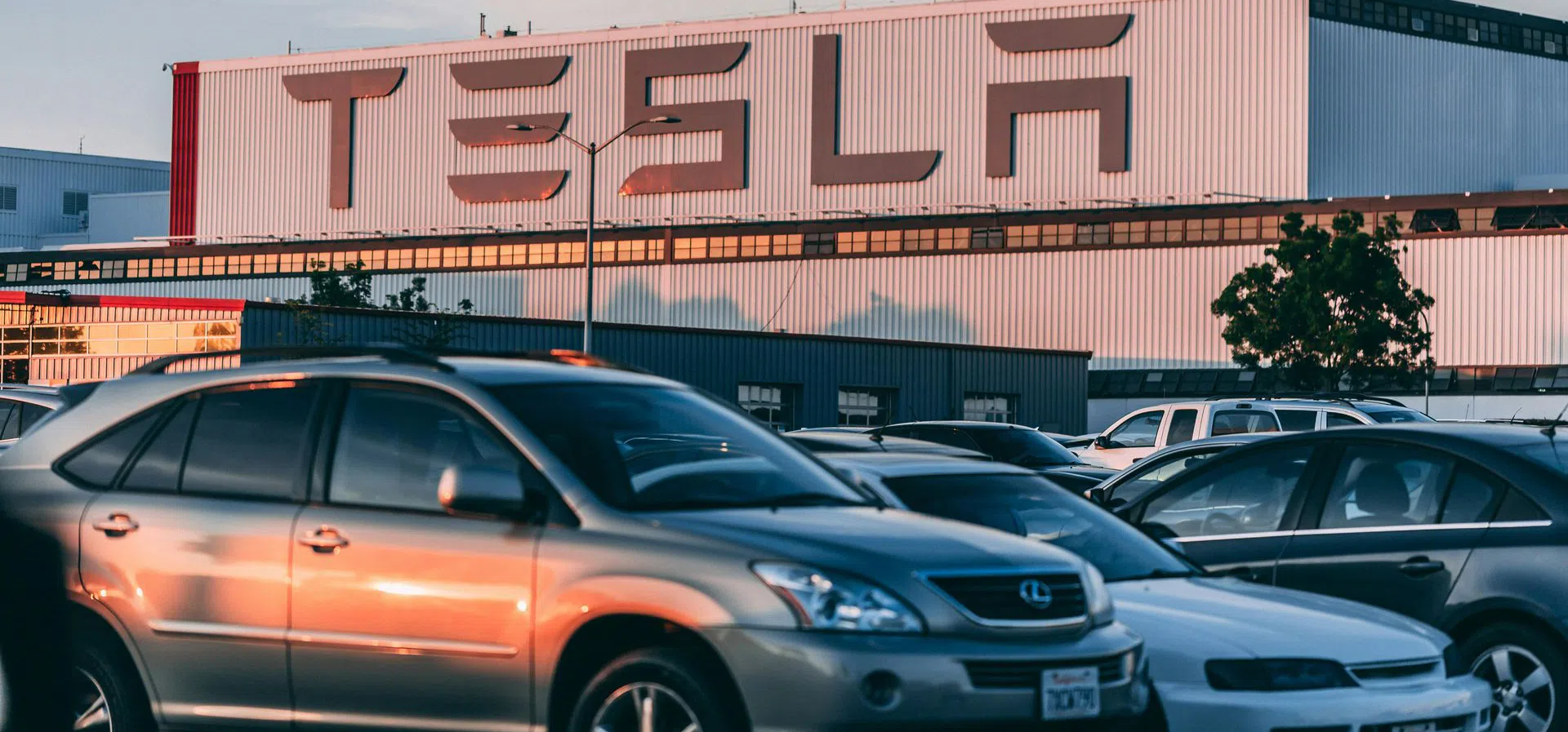 Доставките на Tesla за първото тримесечие спадат с 14%