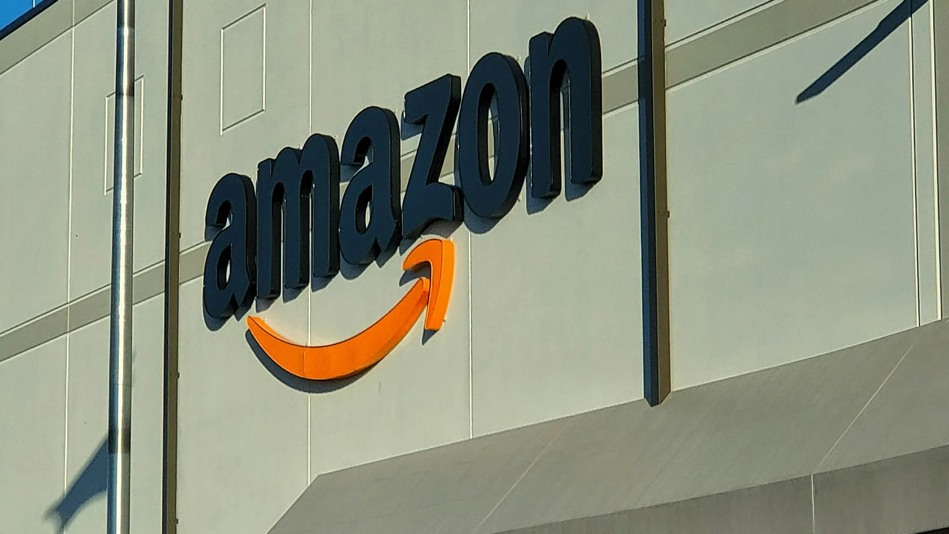 Главният изпълнителен директор на Amazon Анди Джаси е нарушил федерален закон