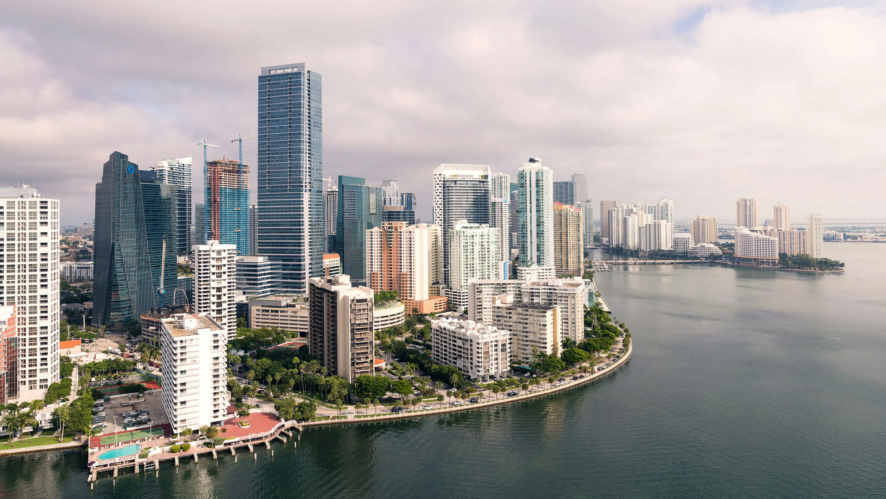 Aston Martin стъпва на имотния пазар с 66-етажна жилищна кула в Маями