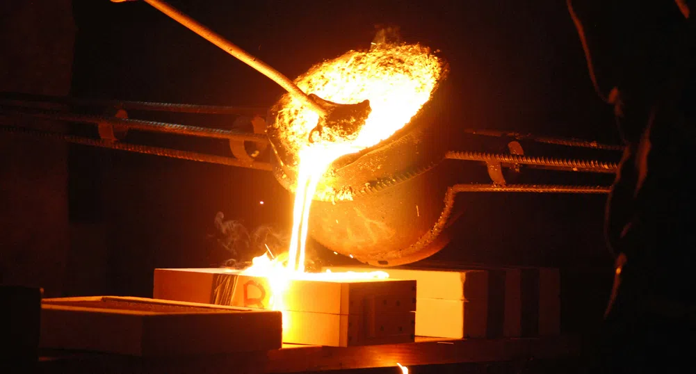 Мита и свръхкапацитет принуждават Европа да защити стоманодобивната си промишленост