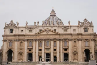 На 7 май, когато кардиналите ще влязат в Сикстинската капела, за да започнат да избират следващия папа, враговете на покойния Франциск ще се мобилизират