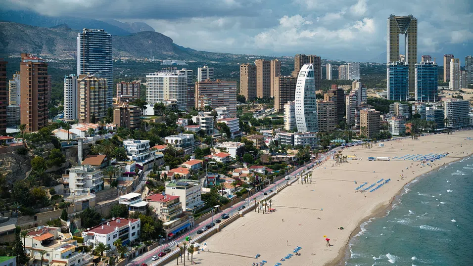 „Ню Йорк на Средиземноморието“: Как малко рибарско градче се превръща в магнит за милиони туристи