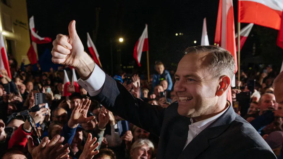 Националистът Навроцки взе президентските избори в Полша с фотофиниш