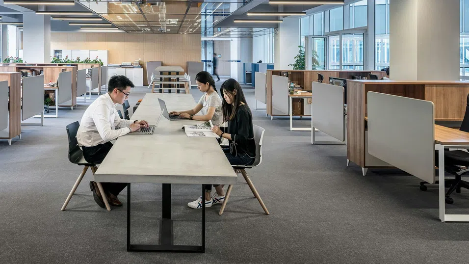 Младежите в Китай спестяват „за отмъщение“, докато Gen Z по света трупа дългове