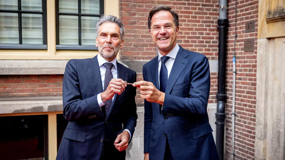 Бившият шеф на разузнаването Дик Схоф поема властта в Нидерландия