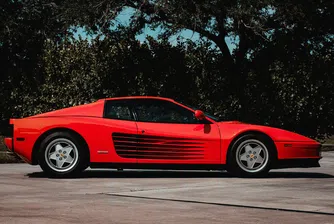 Представен за първи път през 1984 г., Testarossa остава един от най-емблематичните 12-цилиндрови модели. С над 7000 произведени бройки до 1996 г., той е един от най-достъпните модели Ferrari за времето си