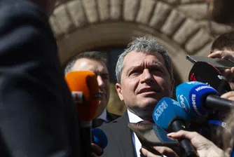 Цената на бялата престилка – защо за един депутат лекарският труд струва 500 долара