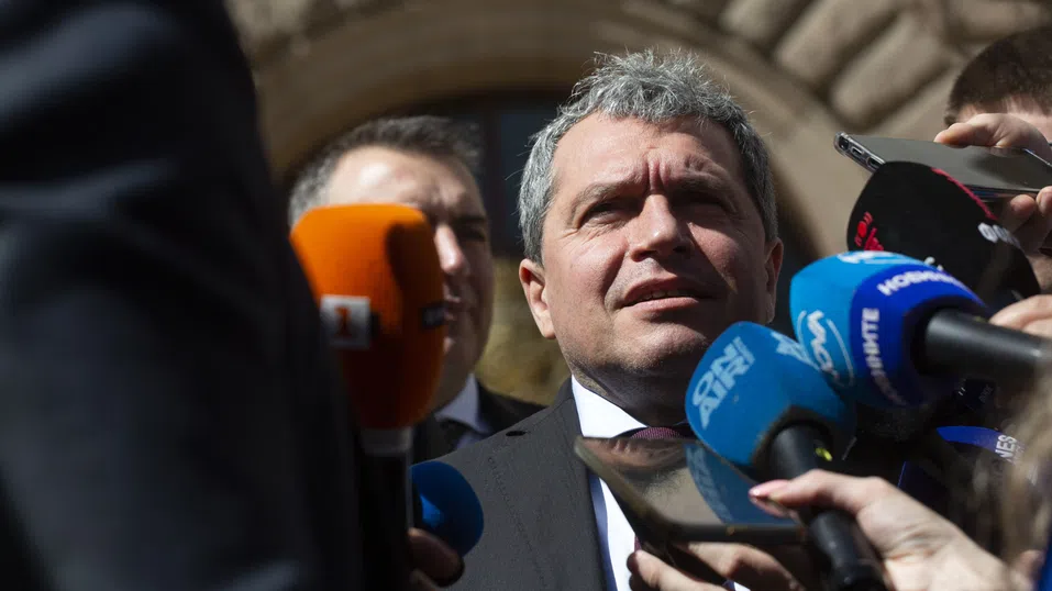 Цената на бялата престилка – защо за един депутат лекарският труд струва 500 долара