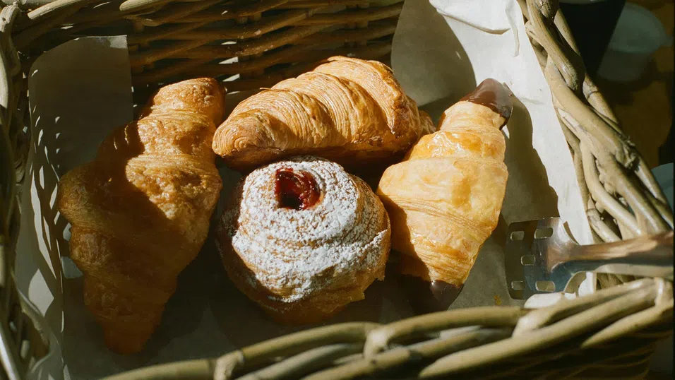Глобалната одисея за перфектния кроасан: Защо „пекарският туризъм“ се превръща в новата мания на Gen Z