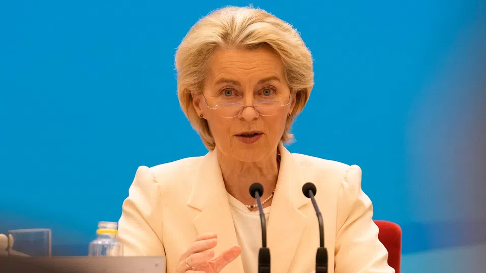 Атакувана отвътре, уязвима пред света: Фон дер Лайен в примката на коварно политическо лято