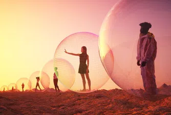 Според ново проучване, голям процент от младото поколение признава, че харчи прекалено много, за да поддържа взаимоотношенията с приятелите си