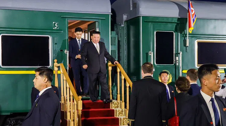 Ракетите на Ким Чен-ун летят. Той – не. Защо севернокорейският лидер избра по-бавния път към Пекин