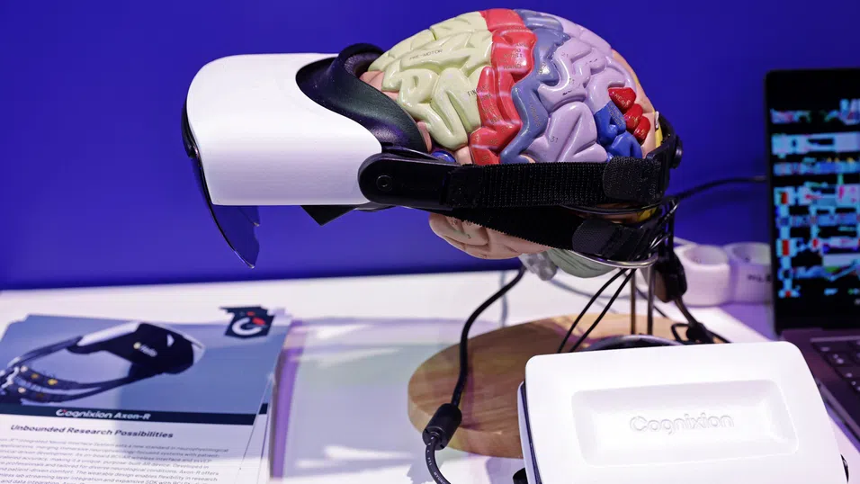 Американският стартъп Cognixion интегрира мозъчен интерфейс във Vision Pro, за да помогне на хора с нарушения в речта