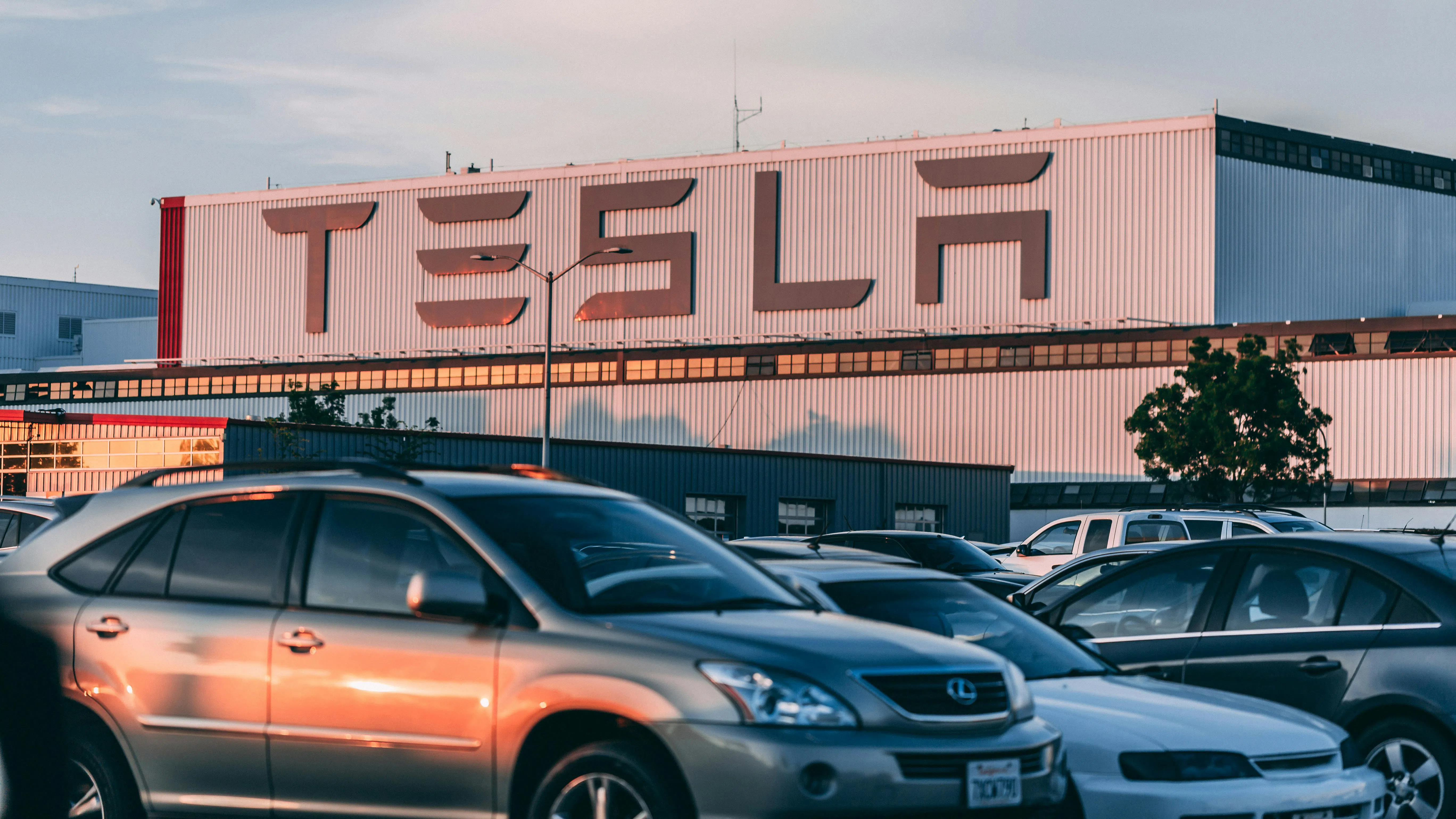 Tesla отчита 7% ръст в доставките на автомобили за Q3 на годишна база