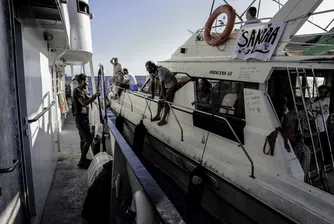 Военноморският флот е наредил на корабите да променят курса си, тъй като „се приближават към активна зона на военни действия“. ООН и националните власти от държави на задържаните активисти реагираха остро