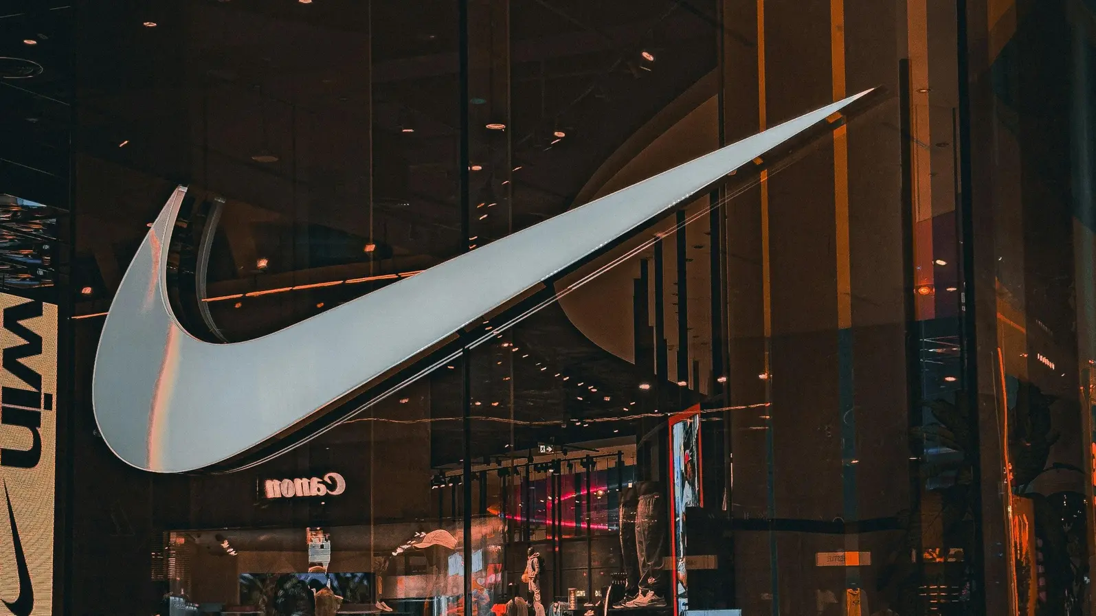 Nike планира да свие бизнеса си, след като спадът в продажбите се задълбочава
