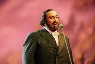 Пързалка, статуя и великият Павароти: Рецепта за класически италиански скандал