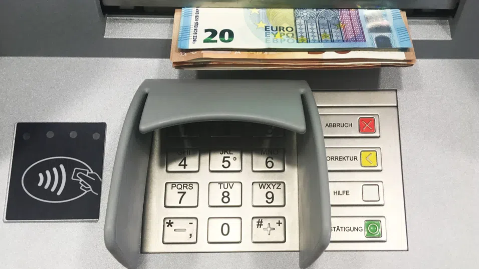 Над 933 000 плащания на ПОС терминали и тегления от банкомати за близо 42 млн. евро са извършени на 1 и 2 януари