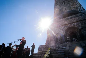 Стотици българи се събират край Паметника на свободата на връх Шипка, за да отбележат националния празник на България