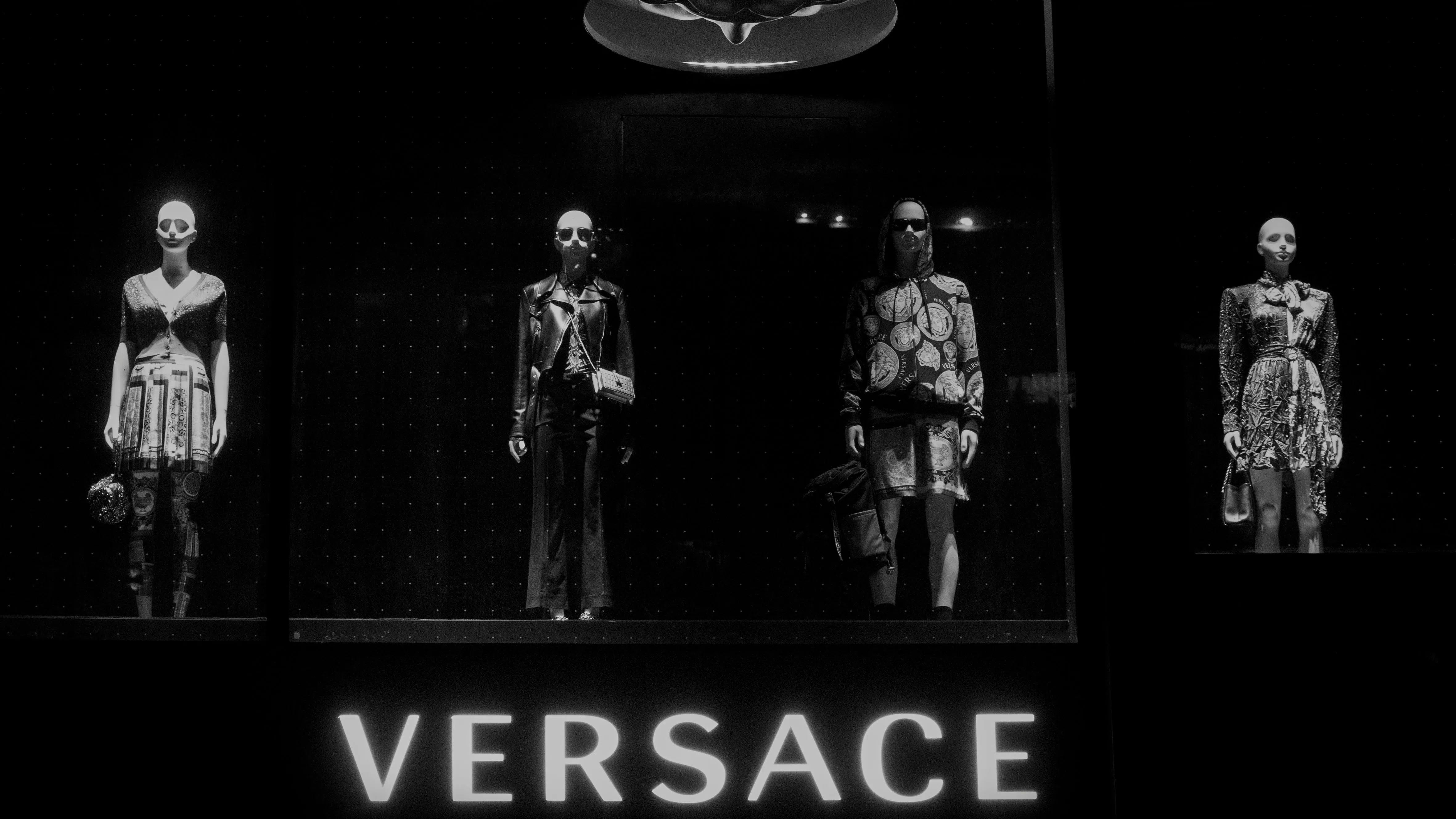 Всички гледат към Versace: Ще има ли сделка с Prada за 1,5 млрд. евро