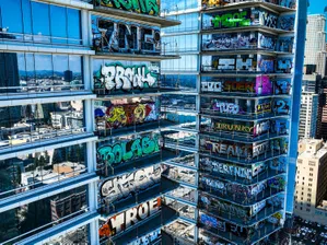 Покритото с графити трио небостъргачи в Лос Анджелис най-сетне намери купувач