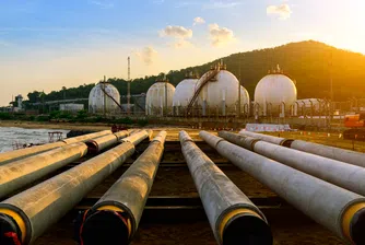 Продължителното затваряне може да преобърне глобалните енергийни пазари, като според анализатори най-силно ще се усети в Азия