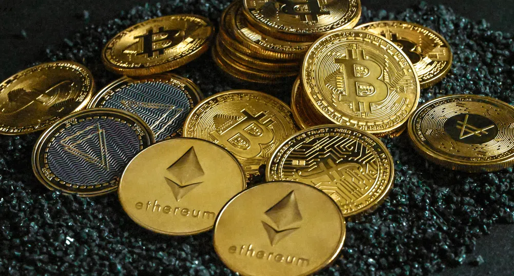 Световното пране на пари се пренасочва към криптовалутите, предупреждава доклад