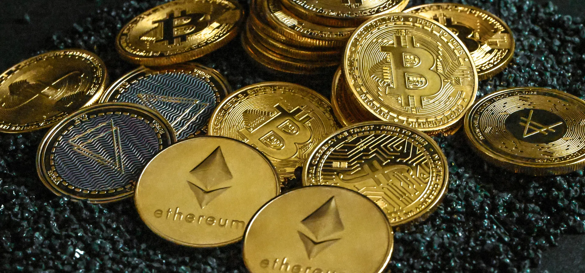 Световното пране на пари се пренасочва към криптовалутите, предупреждава доклад