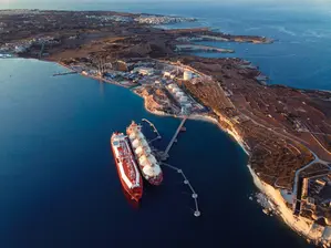 FT: Русия разширява сенчестия си флот за втечнен газ преди забраната на ЕС