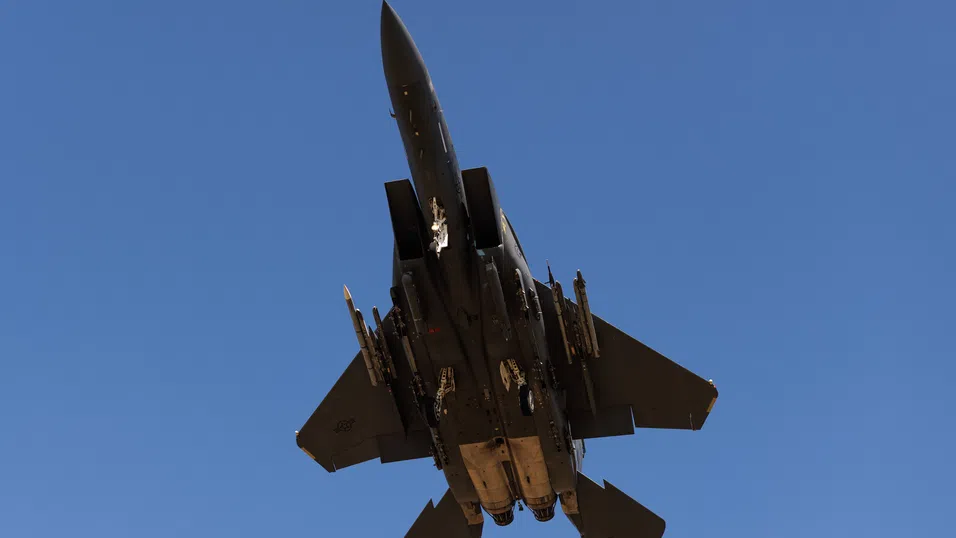 Американски F-15E е свален над Иран, Техеран публикува снимки на останките