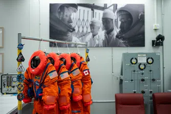 Как NASA проектира костюмите за Artemis II за най-лошия сценарий