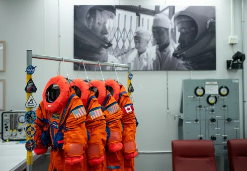 Как NASA проектира костюмите за Artemis II за най-лошия сценарий