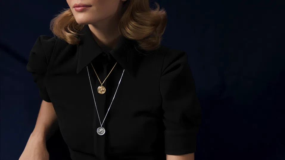 „Тя е типична Дева“: Любовта на Gen Z към астрологията вече личи и в бижутата им