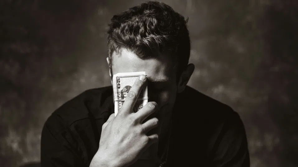 Парадоксът на Gen Z: По-богати от бабите и дядовците, но зависими от родителите си