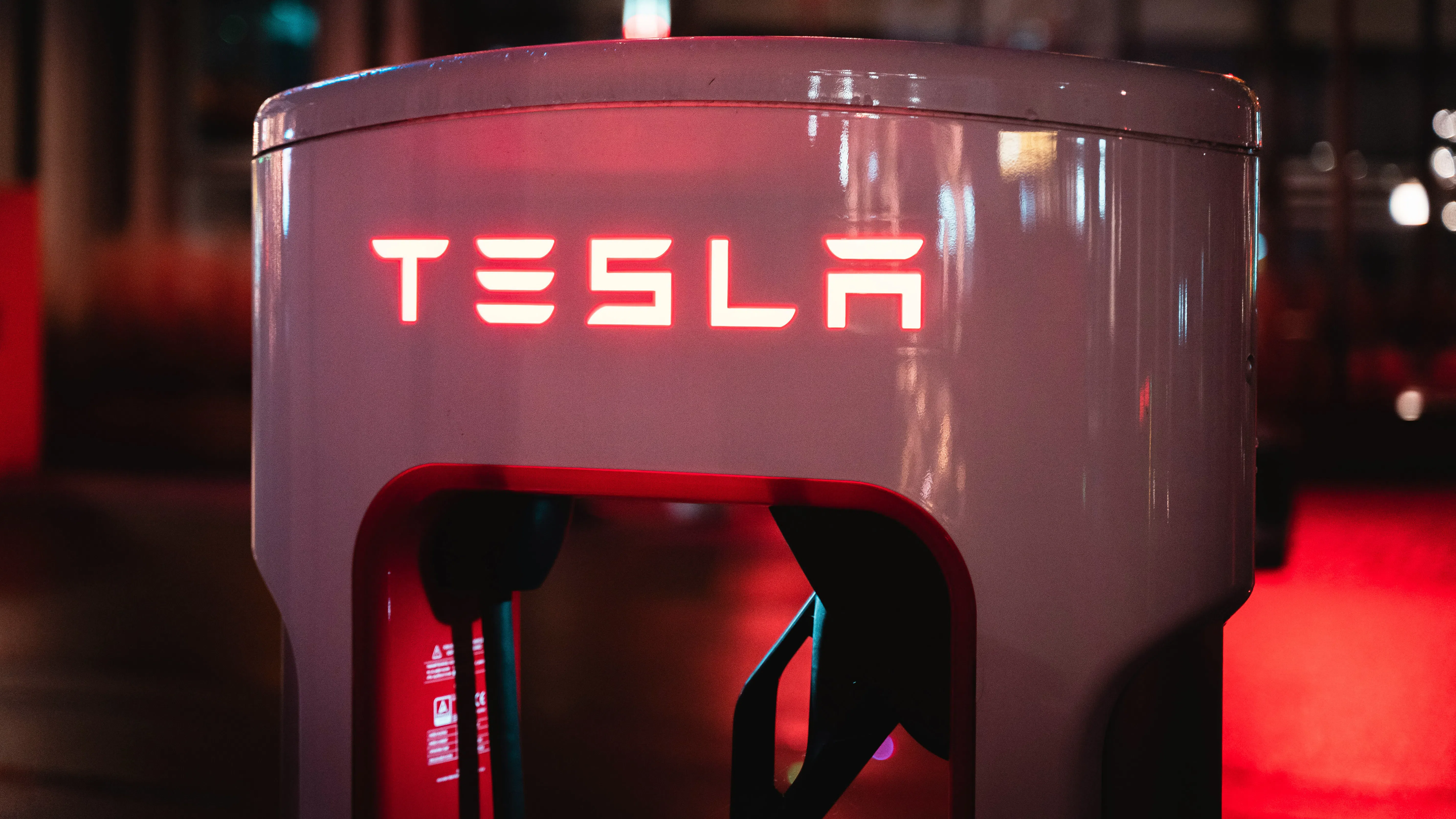 Tesla показва среден пръст на другите електромобили