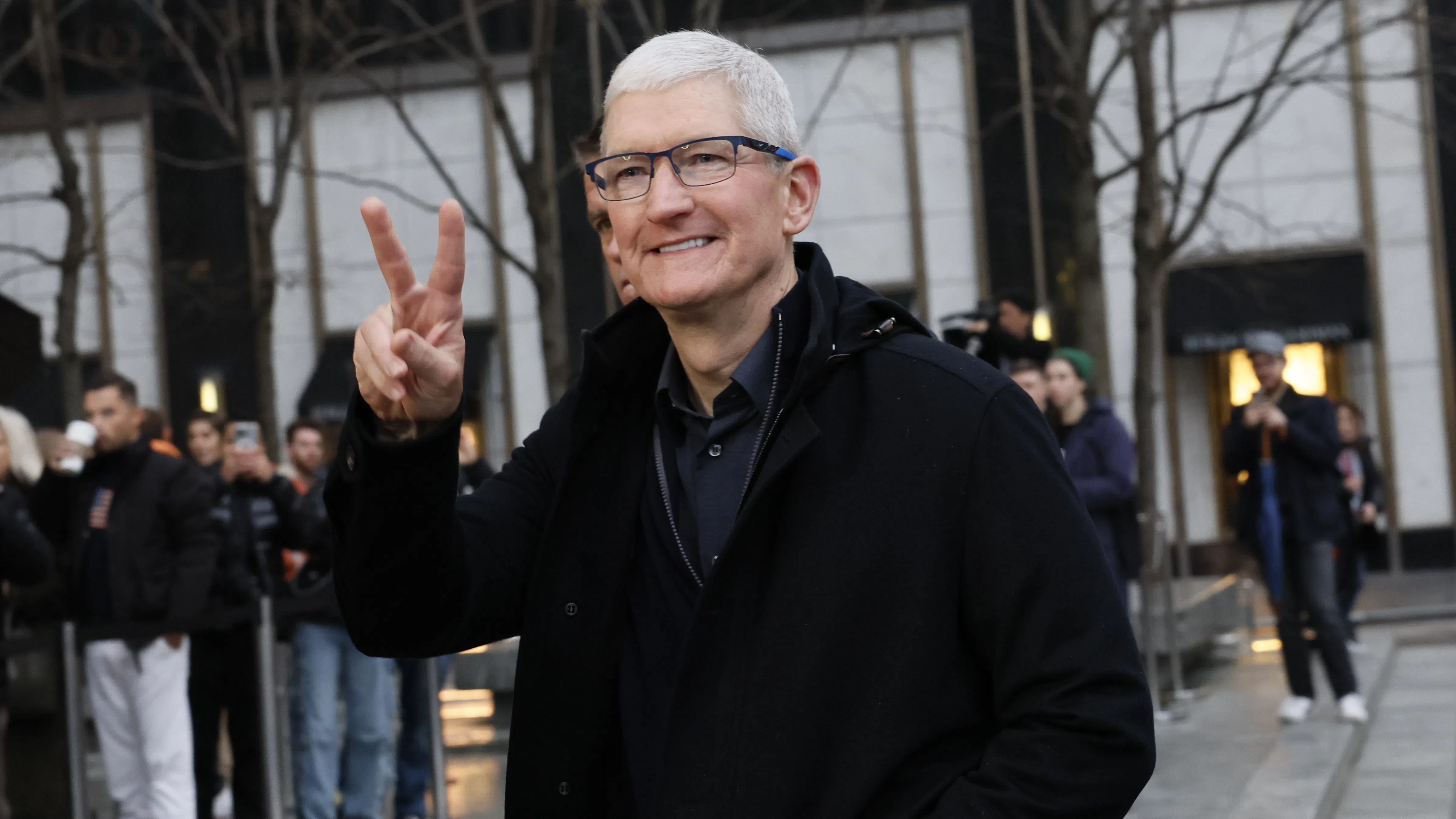 Apple обяви рекордно обратно изкупуване на акции, продажбите на iPhone падат с 10%