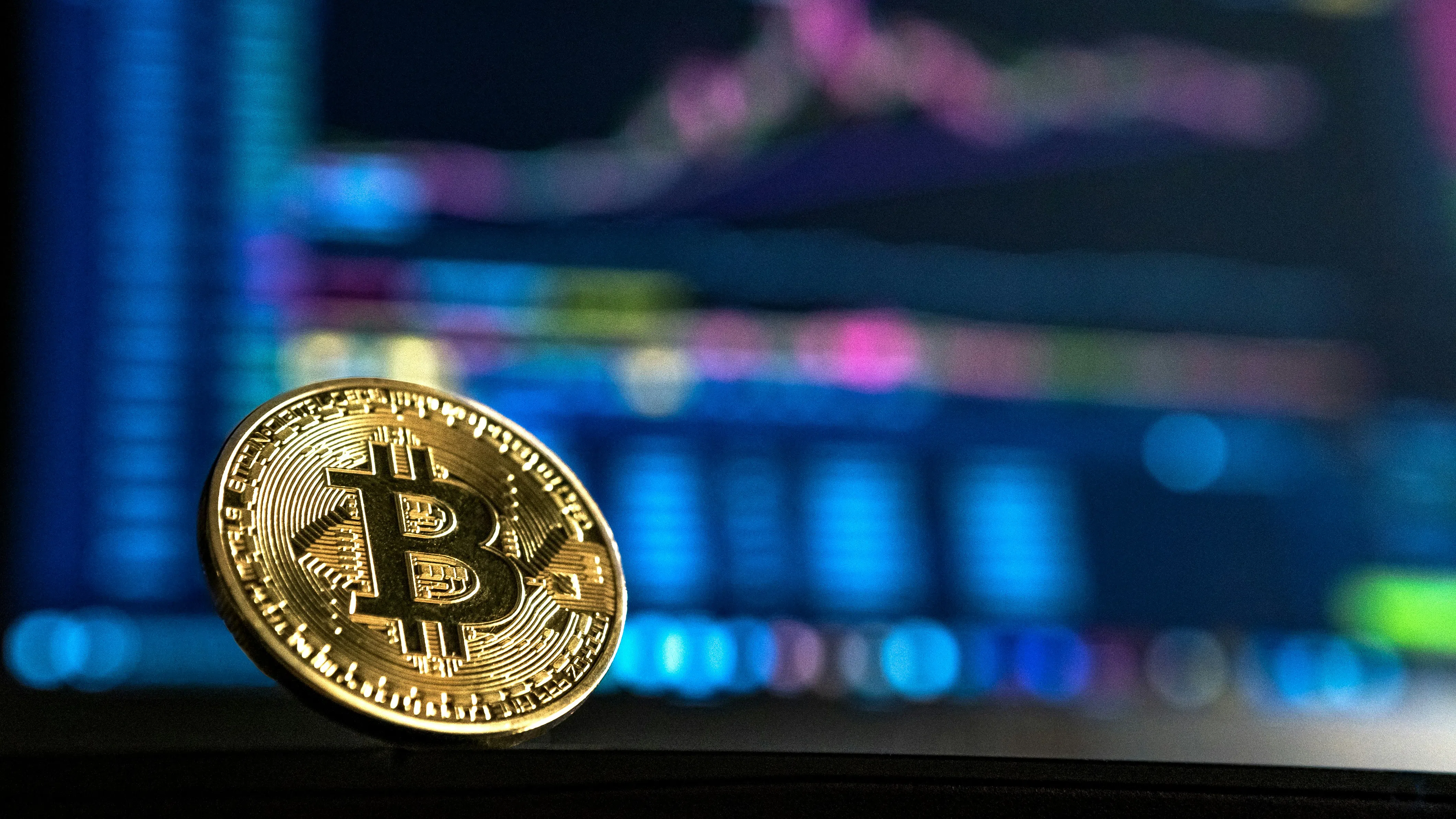 Bitcoin се бори с невидимата граница от $70K, криптопазарът oчаква икономическите данни на САЩ